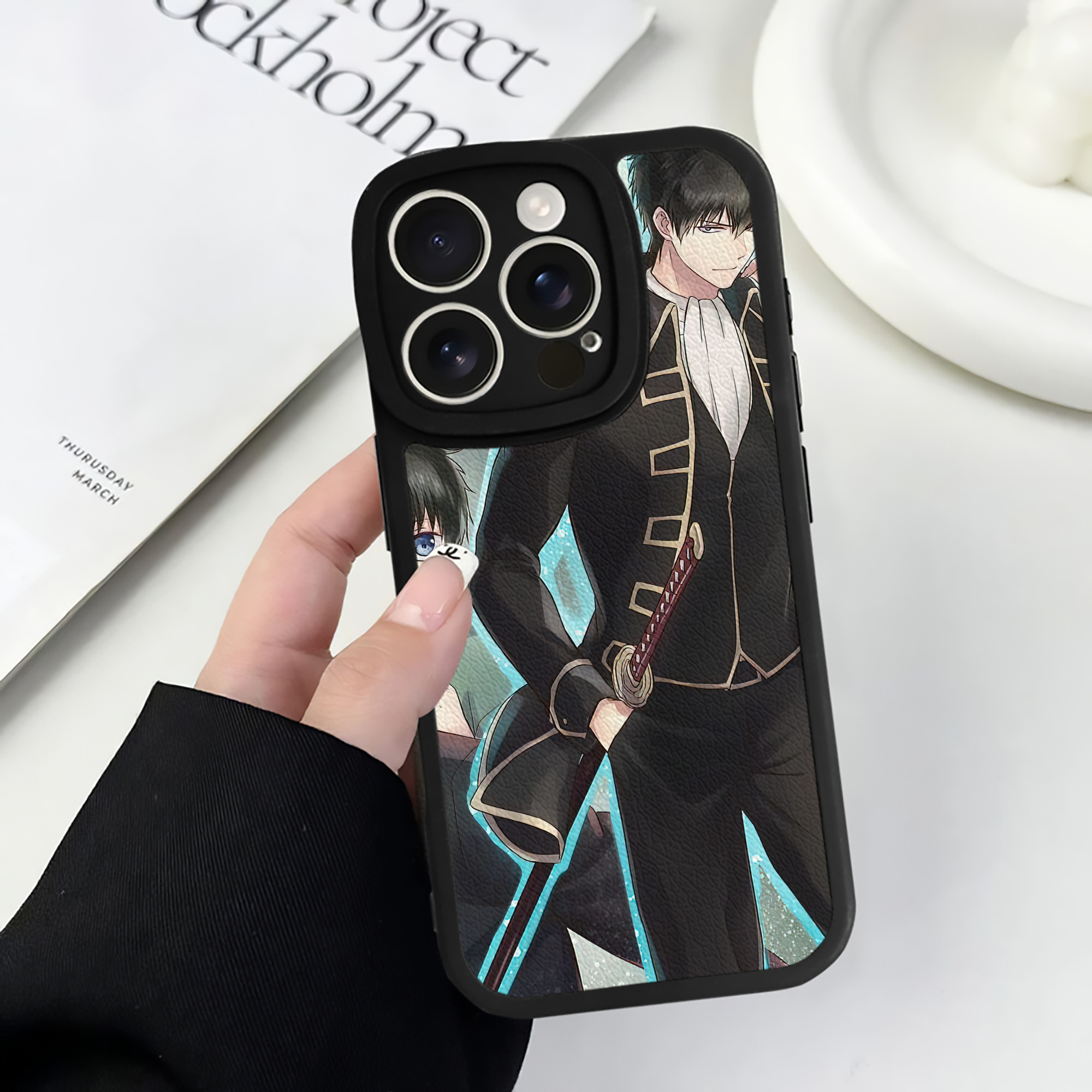 （画像用） ぎんたま 坂田銀時（さかたぎんとき） 神楽 志村新八（しむら しんぱち） GINTAMA Sakata Gintoki Kagura Shimura Shinpachi 【iPhone 16シリーズ対応】シリコンスマホケース（レザー調） 材質：シリコン